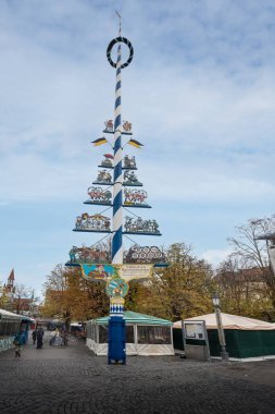 Münih, Almanya - Kasım 03, 2019: Viktualienmarkt 'ta Maypole - Münih, Bavyera, Almanya