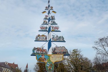 Münih, Almanya - Kasım 03, 2019: Viktualienmarkt 'ta Maypole - Münih, Bavyera, Almanya