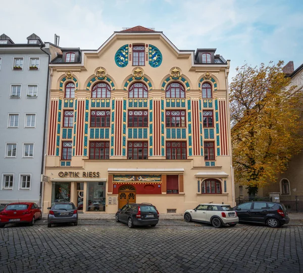 Münih, Almanya - Kasım 01, 2019: Ainmillerstrasse Caddesi Art Nouveau Binaları - Münih, Bavyera, Almanya