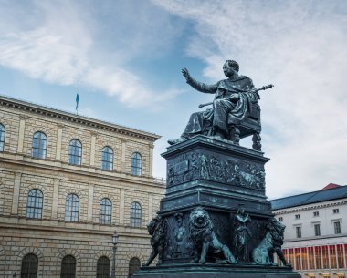 Max-Joseph-Platz 'da Kral Maximilian Joseph Heykeli - Münih, Bavyera, Almanya