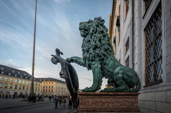 Oroszlánszobor Alte Residenz Előtt Odeonsplatz München Bajorország Németország — Stock Fotó