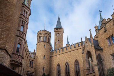 Baden-Wurttemberg, Almanya - 14 Aralık 2019: Hohenzollern Kalesi Avlusu - Baden-Wurttemberg, Almanya