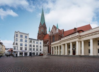 Schwerin, Almanya - Ocak 05, 2020: Schwerin Marktplatz ve Katedral - Schwerin, Almanya