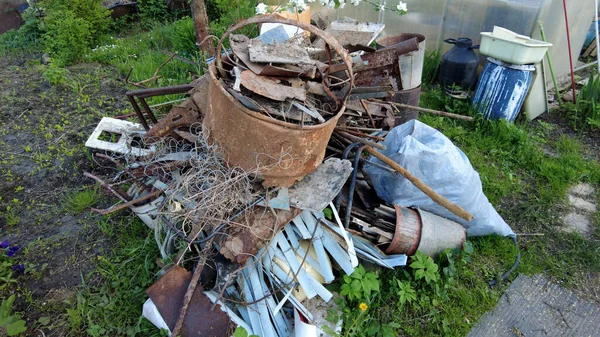 Basura Terreno Montón Basura Con Hierro Plástico Hierba Montón Con Fotos De Stock