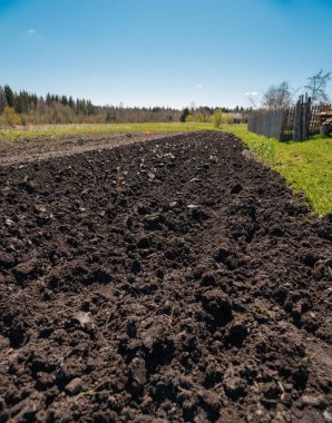 Bahçede sürülmüş toprak