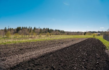 Bahçede sürülmüş toprak
