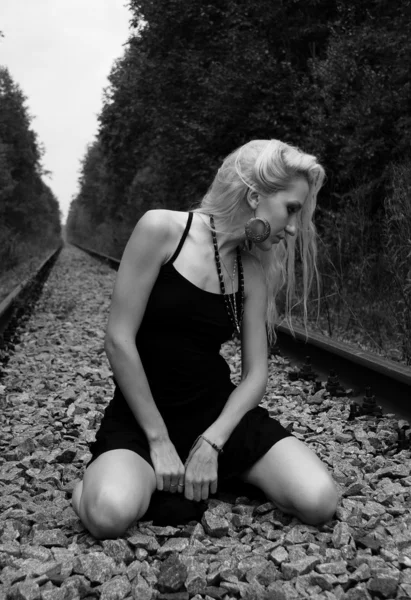 Девушка на железной дороге — стоковое фото