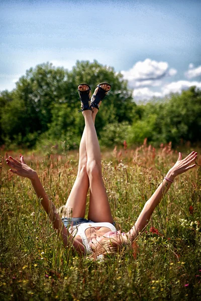 Kız çimenlerde yatıyor.