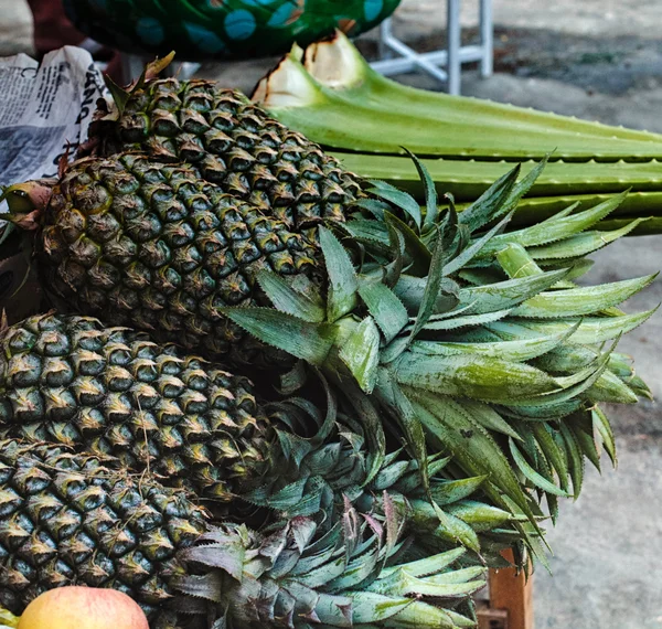 Winkel met fruit op de markt in Vietnam — Stockfoto