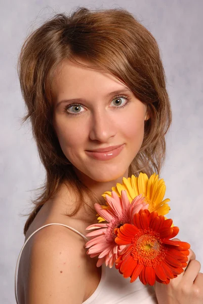 Junges Mädchen mit Gerberas — Stockfoto