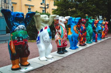 Sergi, ayılar, küresel sanat