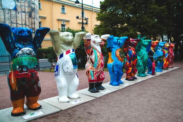 Sergi, ayılar, küresel sanat