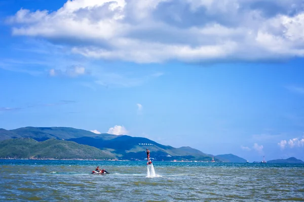 ウォーター スポーツ、極端なスポーツ、flyboard、水のスポーツ — ストック写真