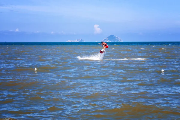 ウォーター スポーツ、極端なスポーツ、flyboard、水のスポーツ — ストック写真