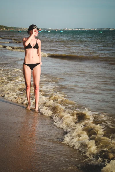 Dívka vede podél pláže u moře — Stock fotografie