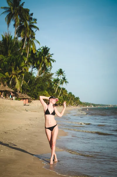 Chica corre por la playa junto al mar — Foto de Stock