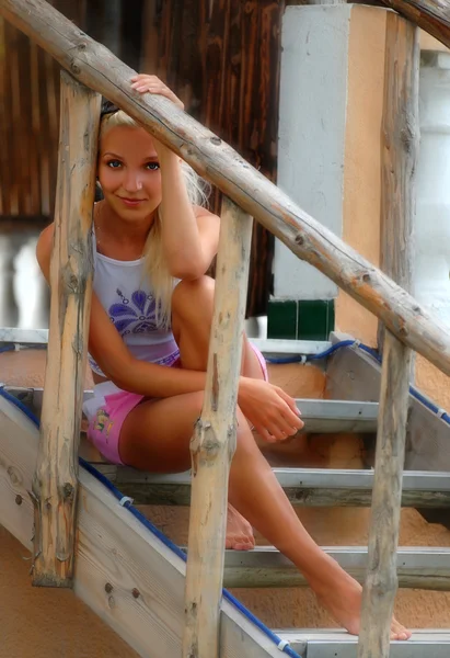 Mädchen sitzt auf der Treppe — Stockfoto
