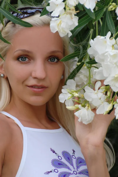 Girl in flowers — Stock Photo, Image