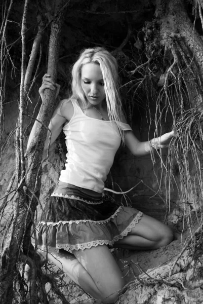 Girl and tree roots — Stock Photo, Image