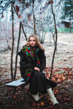 Villa içinde bir bankta oturan kız