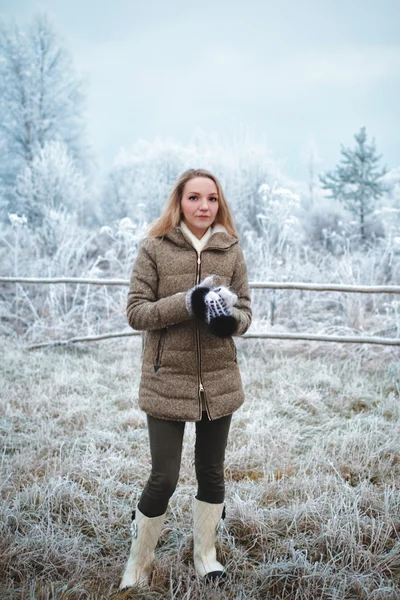 Jente i vinterskogen – stockfoto