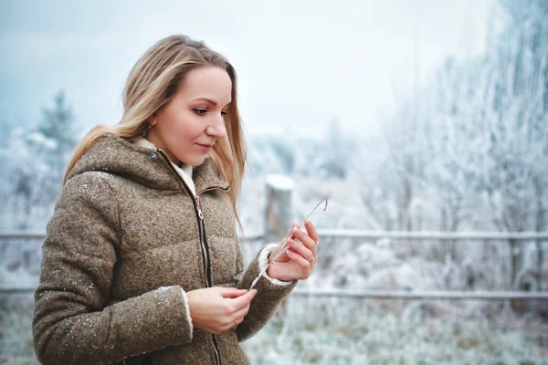 Meisje in de winter bos — Stockfoto