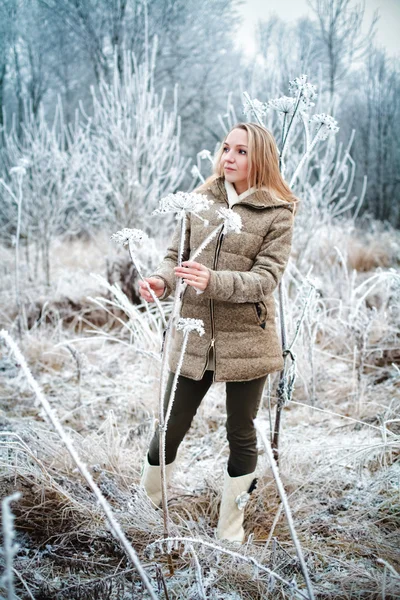 Dziewczyna w zimowym lesie — Zdjęcie stockowe