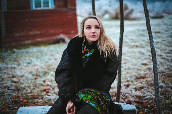 Villa içinde bir bankta oturan kız