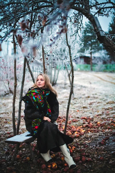 村のベンチに座っている女の子 — ストック写真