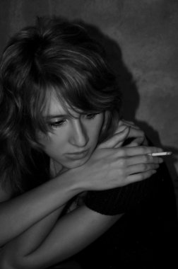 güzel bir kız ile bir sigara