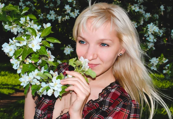 Girl in flowers — Stock Photo, Image