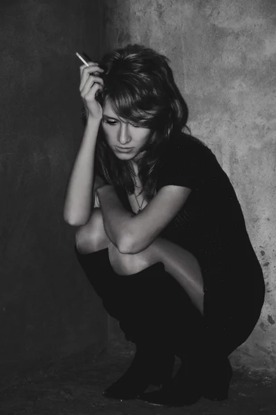 güzel bir kız ile bir sigara