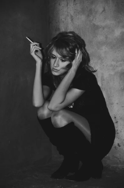 タバコと美しい少女 — ストック写真