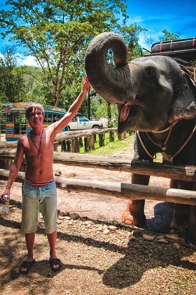 Der Mensch und der Elefant — Stockfoto