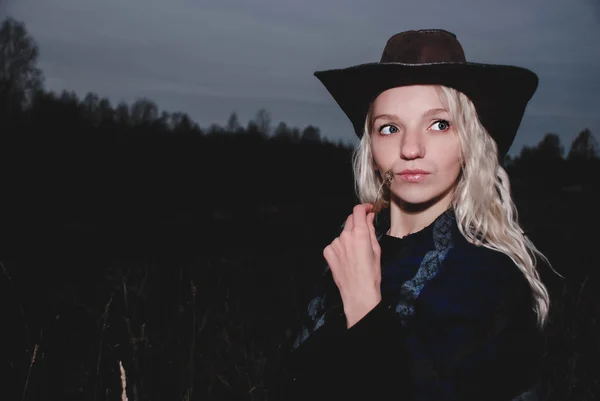 Fille dans le chapeau — Photo