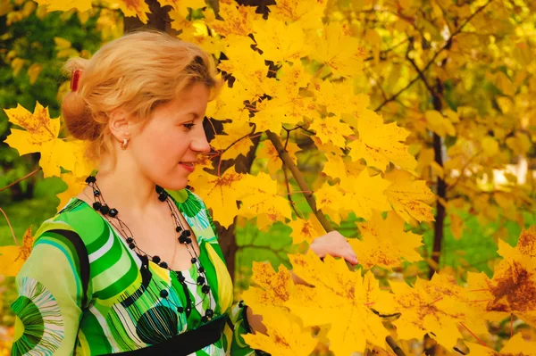Portrét ženy v podzimní listí — Stock fotografie