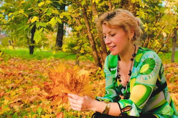 Retrato de mujer en hojas de otoño — Foto de Stock