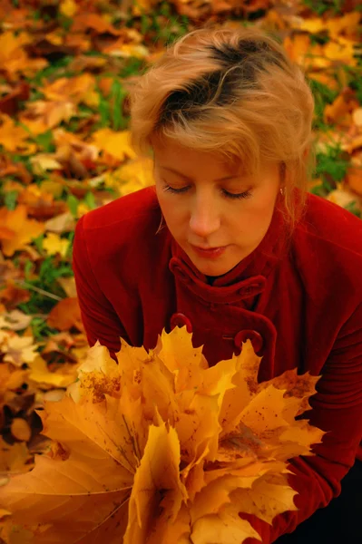 Portret van vrouw in herfst bladeren — Stockfoto