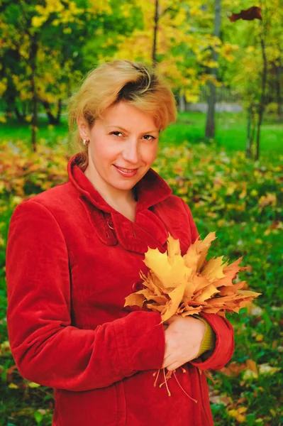 Retrato de mujer en hojas de otoño — Foto de Stock