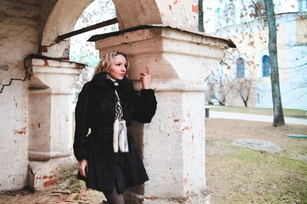 Girl in autumn at Old Building — Stock Photo, Image