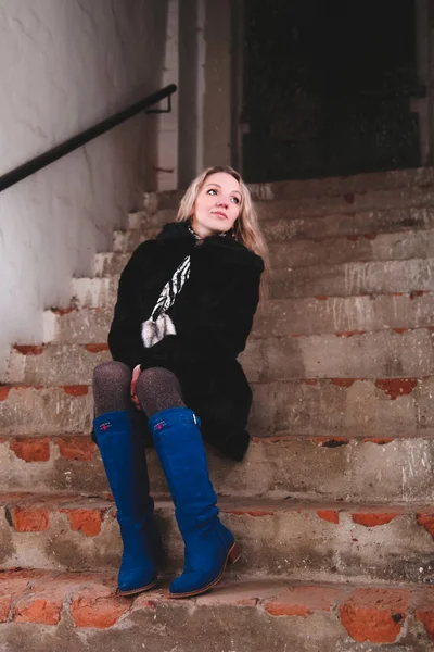 Girl sitting on the steps of — Stock Photo, Image