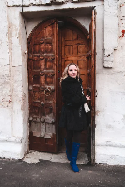 Girl near old door — Stock Photo, Image