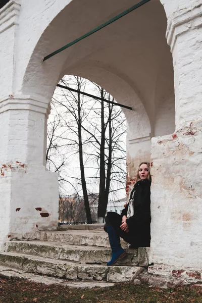 Girl in autumn at Old Building — Stock Photo, Image