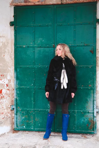 Girl in autumn at Old Building — Stock Photo, Image