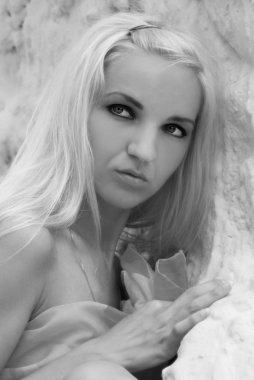 kayaların üzerinde yatan kız