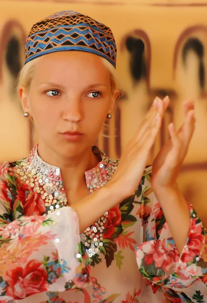 Junges Mädchen in orientalischem Kleid — Stockfoto