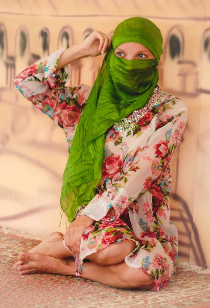 Menina jovem em vestido oriental — Fotografia de Stock