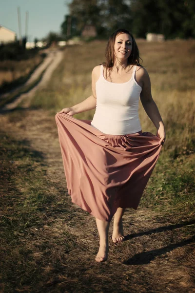 Mädchen in einem Feld — Stockfoto