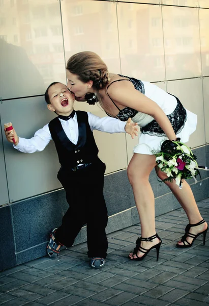 Mutter und Sohn haben Spaß — Stockfoto