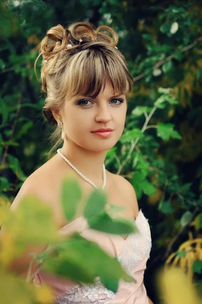 Bride in nature — Stock Photo, Image